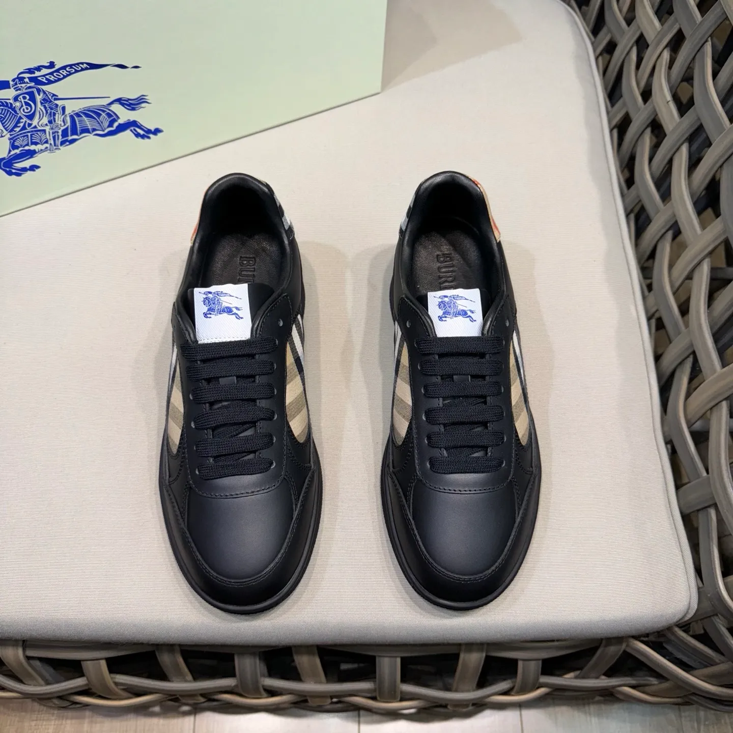 [Burberry] Top P: 680💰Size: 38-44 (45.46 custom-made) Burberry official website synchronized men's classic low-top sneakers | Made of original first-layer cowhide | Decorated with renewed brand logo | First-layer cowhide lining | Heel decorated with Burberry letter embossed logo | Original TPU outsole.